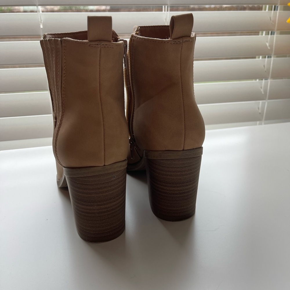 Good threads ankle booties 2 1/2 3 inch heel.